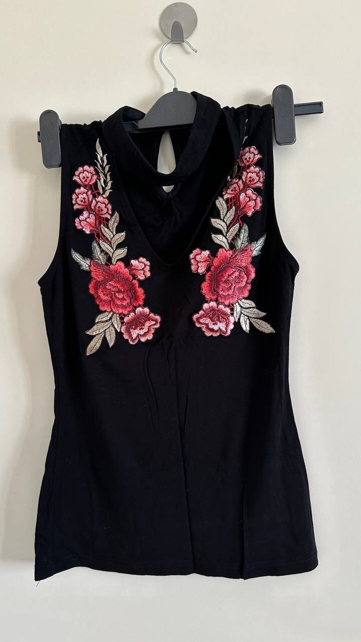 Black choker neck top with embroidered roses, photo 1