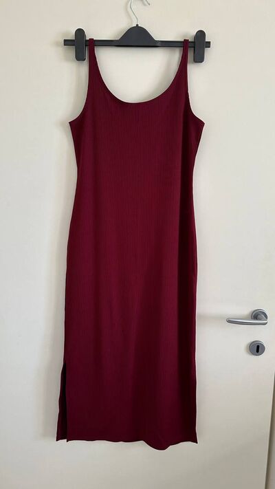 Burgundy ribbed midi dress with side splits