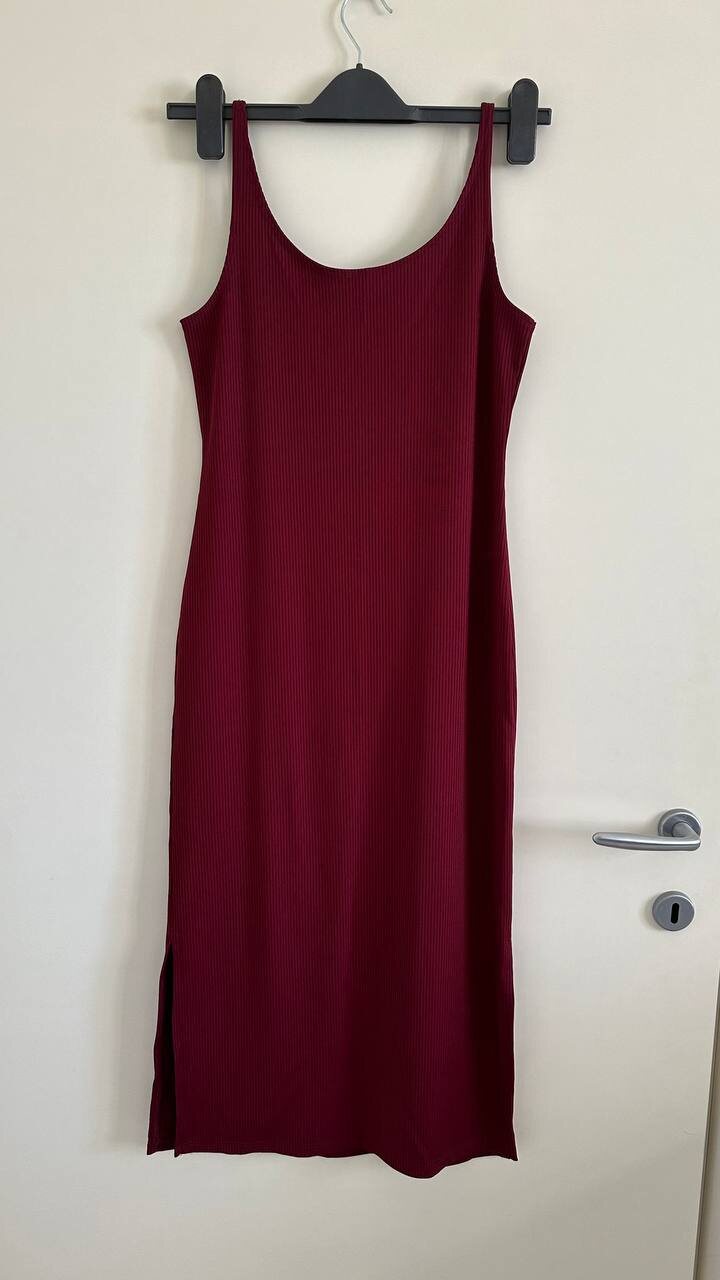 Burgundy ribbed midi dress with side splits, photo 1