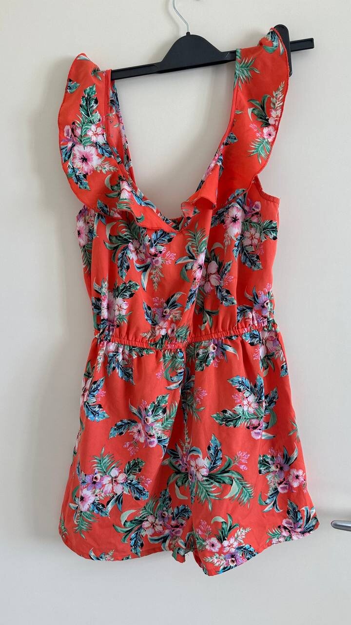 Red floral ruffle playsuit, photo 1
