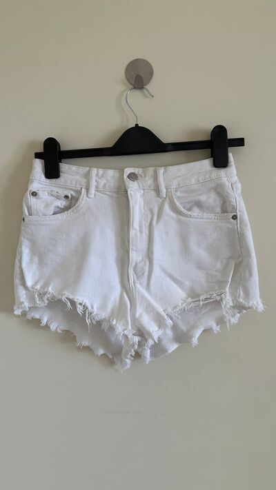 White denim cut off shorts, photo 2